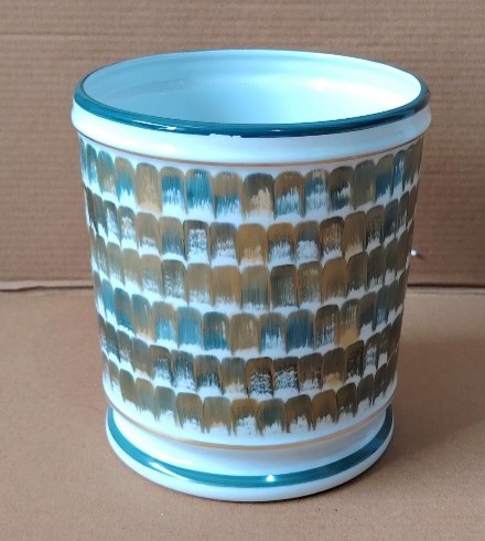 Directoire Flower Pot, Large Dahlia
Dia18.0 Cm H. 20.0 Cm V. 350.0 Cl V. 1.41 G